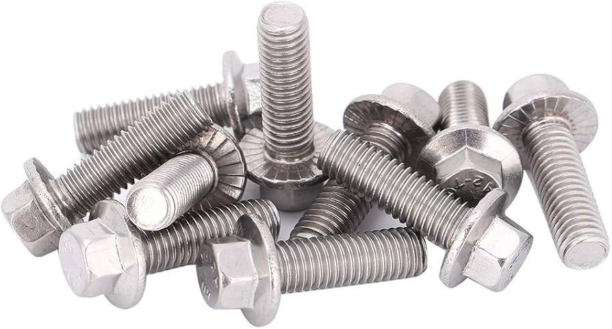Parafusos hexagonais de metal prateado em close.