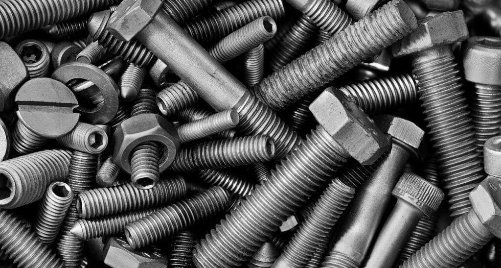 Parafusos metálicos em close-up de vários tamanhos.
