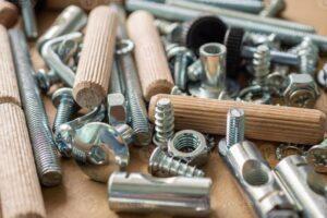 Parafusos e cavilhas de madeira em close.